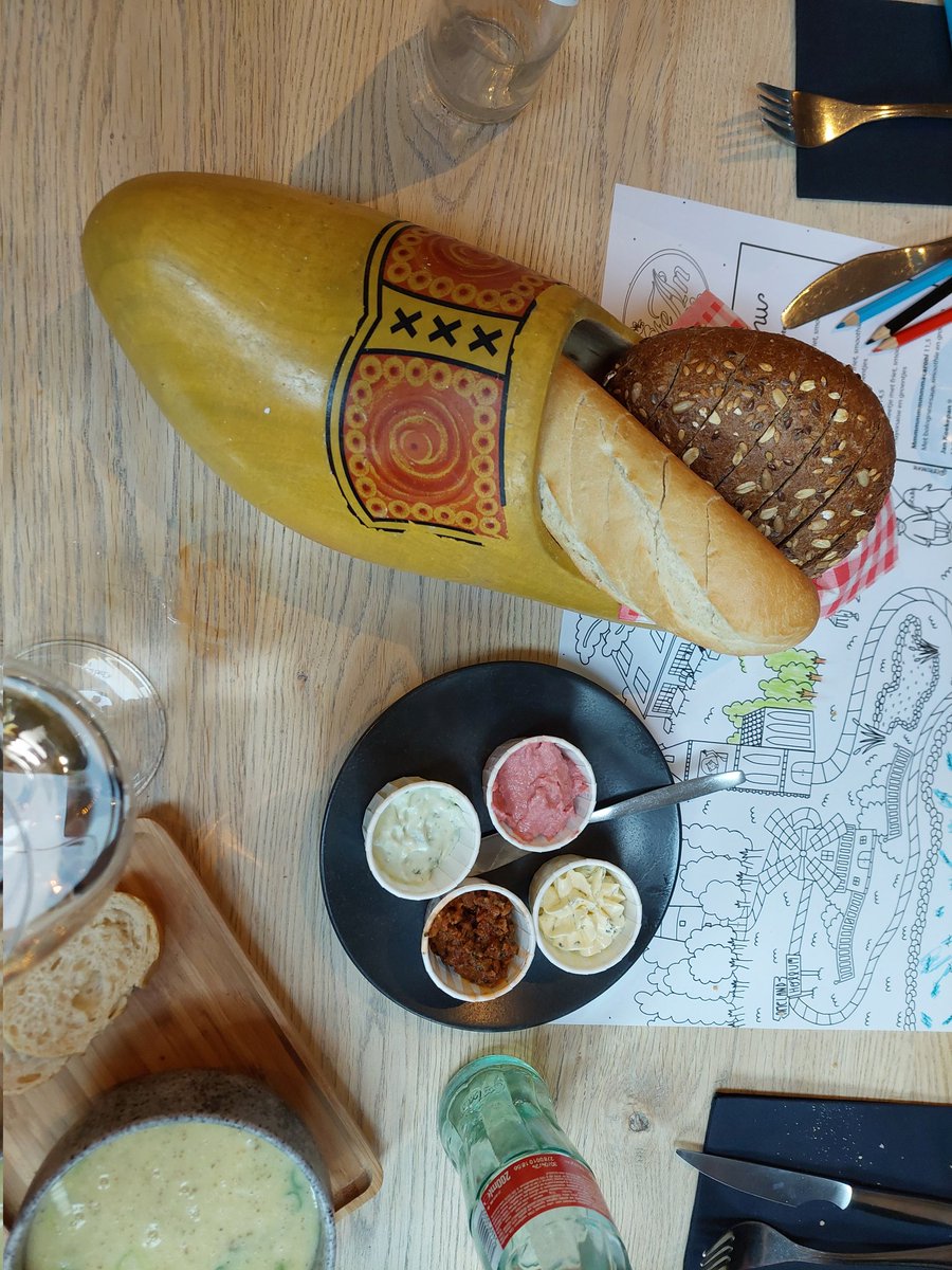 Bij <a href="/TanteAnAmeland/">Eeterij Tante A'n</a> <a href="/Ameland99165652/">Ameland ♦ 🇳🇱</a> lekker ite met
'Se fietse altid midden op 'e weg, móstersoepke van ' möllen &amp; Wat un baas, Krekt oppikt fan fliechfeld Ballum' en andere overheerlijke gerechten. #aanrader 😋