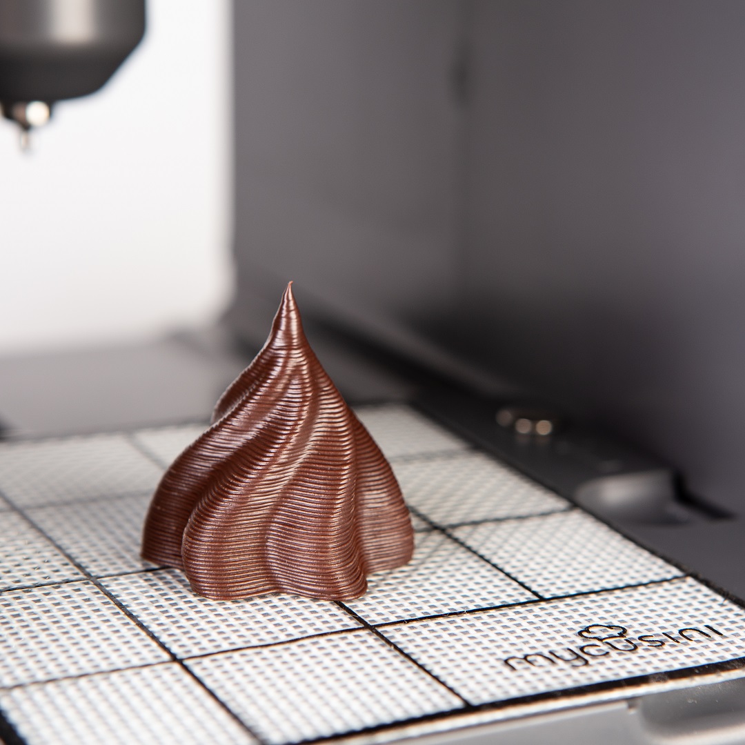 mycusini's tweet photo. mycusini 2.0 - the next generation! 
Removable printing plate for easy cleaning. The flexible printing pad makes it easy to remove the printed objects. Over 1000 creative templates already included! https://t.co/N0RSm7rqVM
