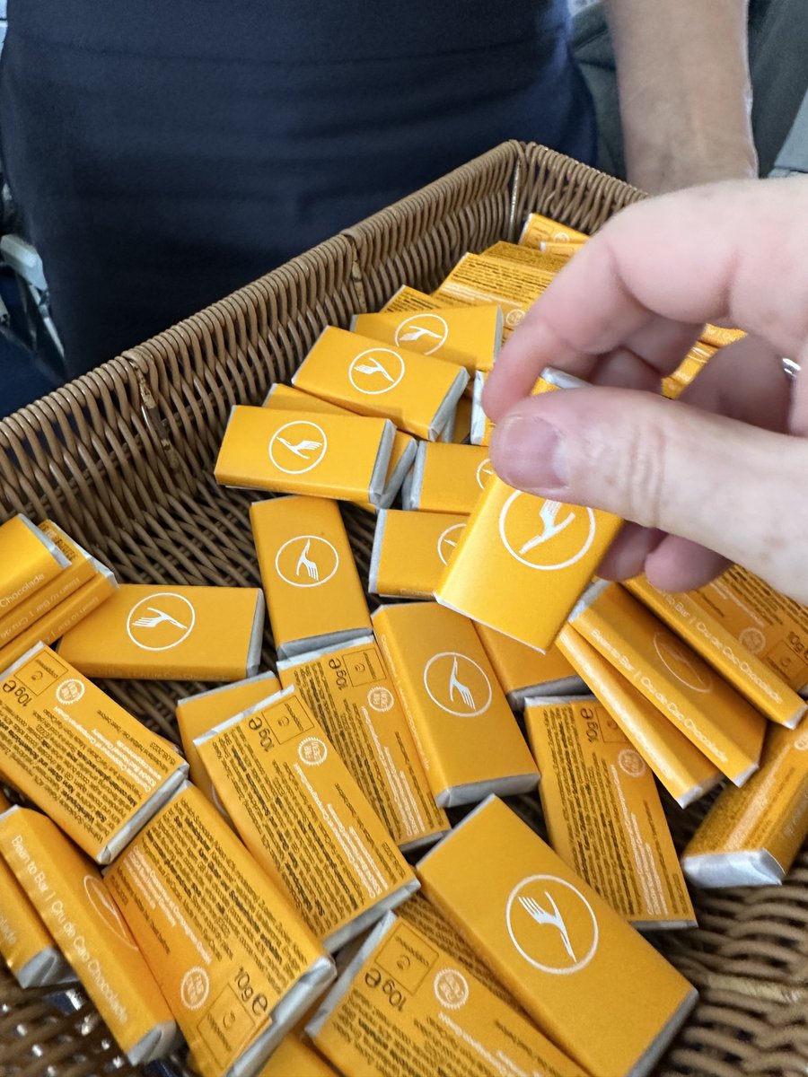 HappyArts's tweet photo. Kennt ihr noch die Schoko Herzen aus alten Air Berlin Zeiten? Das hier ist fast so gut wie WLAN und gilt für Schoki-Liebende-Journalisten fast als Bestechung 🥹. #lufthansa https://t.co/hLyRZRGQCG