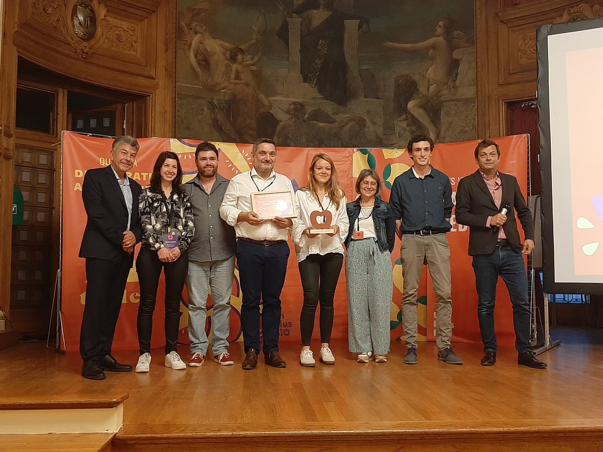 vincentyou's tweet photo. Très heureux de recevoir le "coup de cœur" 2022 de l'association nationale de référence "Un +Bio" pour la qualité de notre politique alimentaire et agricole.
L'écologie passe par l'assiette ! https://t.co/MnIvf0S96F