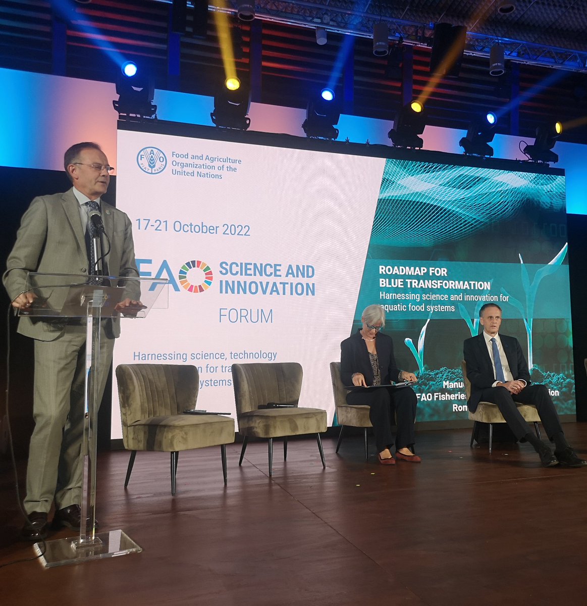 @FAOFish at #SIF2022 Science & technology can support in many ways the achievement of #BlueTransformation, a vision to feed a growing world population, while safeguarding the environment in the years to come bit.ly/3CPj509