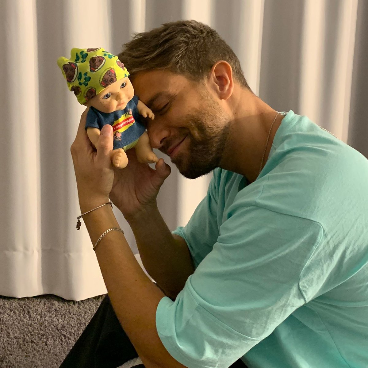 juegaterapia's tweet photo. En el nuevo #BabyPelonesJT, @pabloalboran deja impresas las huellas de su perro Terral. Y todo su cariño y solidaridad. ¡Gracias por entrar en la #FamiliaJuegaterapéutica, amigo!  💙 Ojalá te sientas orgulloso cada día de todo el bien que estás haciendo 💪 https://t.co/hYqmfS1YH9 https://t.co/b023eTRsRt