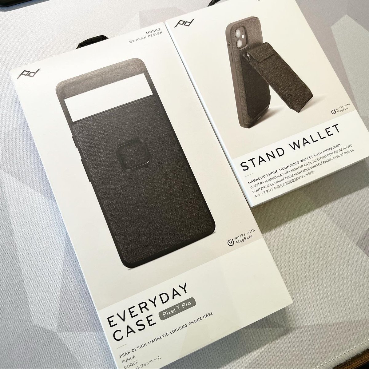 gorobros's tweet photo. Pixel 7 ProをMagSafe Wallet運用化するため、PEAK DESIGNの公式サイトから専用ケース EVERYDAY CASE を調達。オーダーから5日で香港から到着。

ついでにスタンド機能付きウォレット STAND WALLETも合わせて導入。ちと高いがこれは便利。

#pixel7pro #peakdesign #everydaycase #standwallet https://t.co/YPjDD7knc0