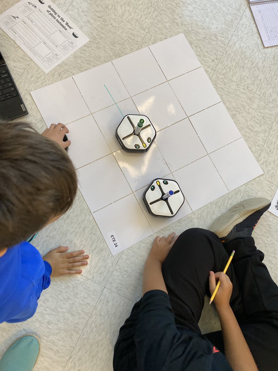 AlexisPhan3's tweet photo. Convergent, divergent &amp; transform with robots! A fun way to have students show their knowledge of the plates!! @frattali_fifth @E_ThompsonES https://t.co/gjXlyETi3H