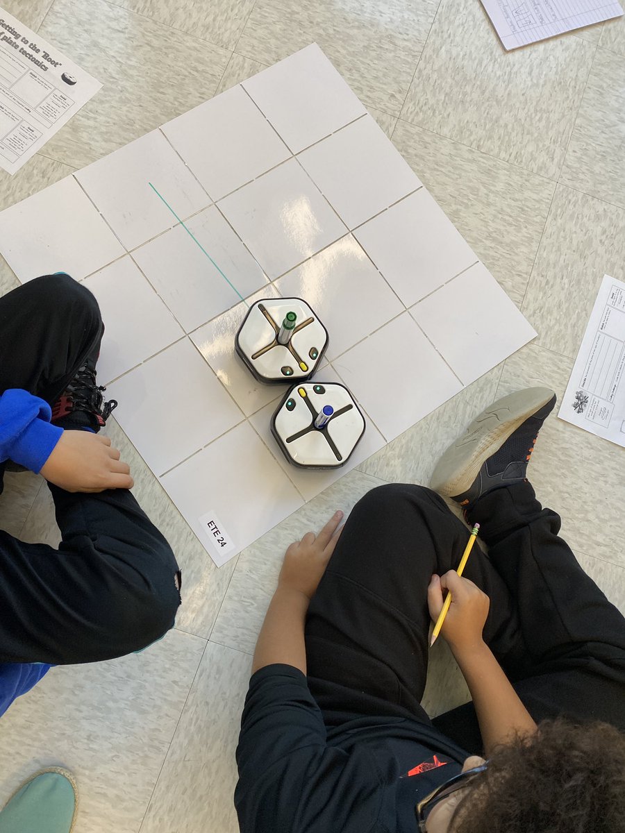 AlexisPhan3's tweet photo. Convergent, divergent &amp; transform with robots! A fun way to have students show their knowledge of the plates!! @frattali_fifth @E_ThompsonES https://t.co/gjXlyETi3H