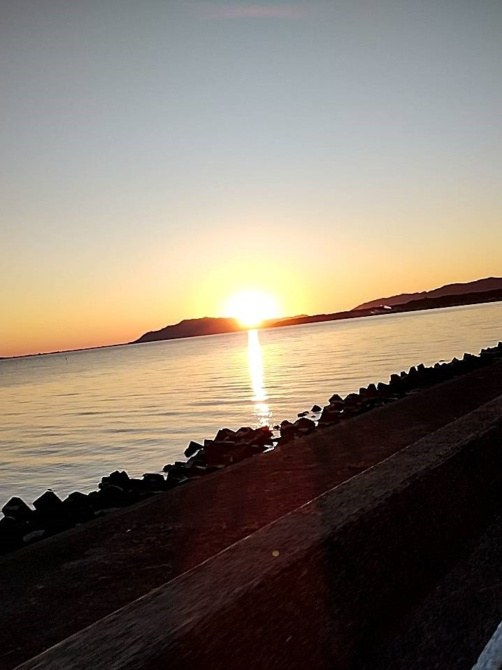 tedukurigumi's tweet photo. 宍道湖の夕日。
湖面に光の道がきれいにできています。

太陽が沈んだ後の湖も、幻想的な美しさ。

#島根 #松江
#宍道湖 https://t.co/dO6GMq2q5u