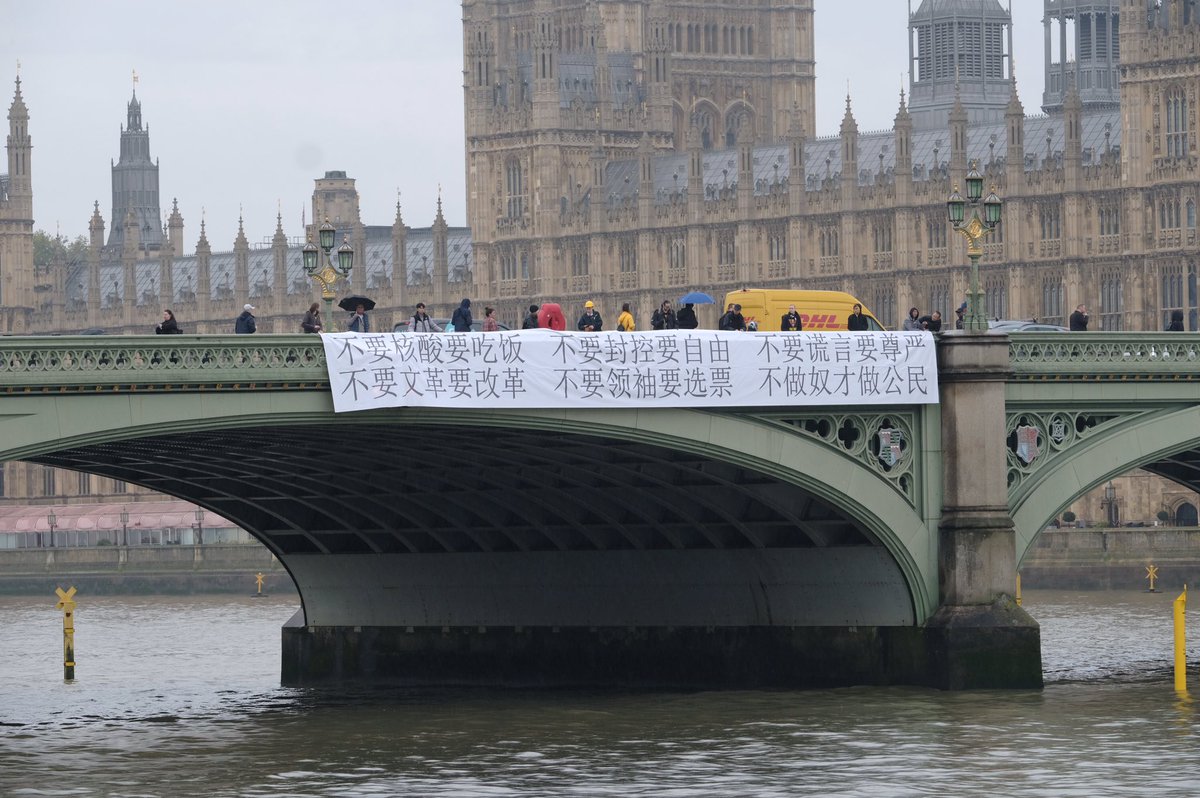freetibetorg's tweet photo. BREAKING: Free Tibet &amp; friends are carrying out a banner drop action now on Westminster Bridge to express our solidarity with the lone protester in #Beijing, who a few days ago, protested against the CCP’s inhumane zero-covid measures &amp; called for an end to #XiJinping’s rule. https://t.co/hzUrBVpJk8