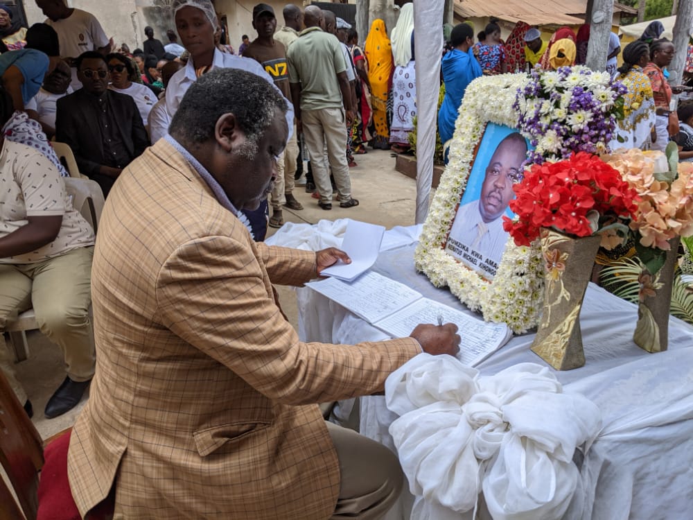 Mkurugenzi Mtendaji wa Tume ya Kudhibiti UKIMWI Tanzania (TACAIDS) Dkt. Leonard Maboko @maboko_leonard akisaini kitabu Cha maombolezo katika msiba wa Ndugu Renatus M. Kihongo aliyekuwa Mkuu wa Kitengo Cha Program Maalum - TACAIDS #RIPKihongo