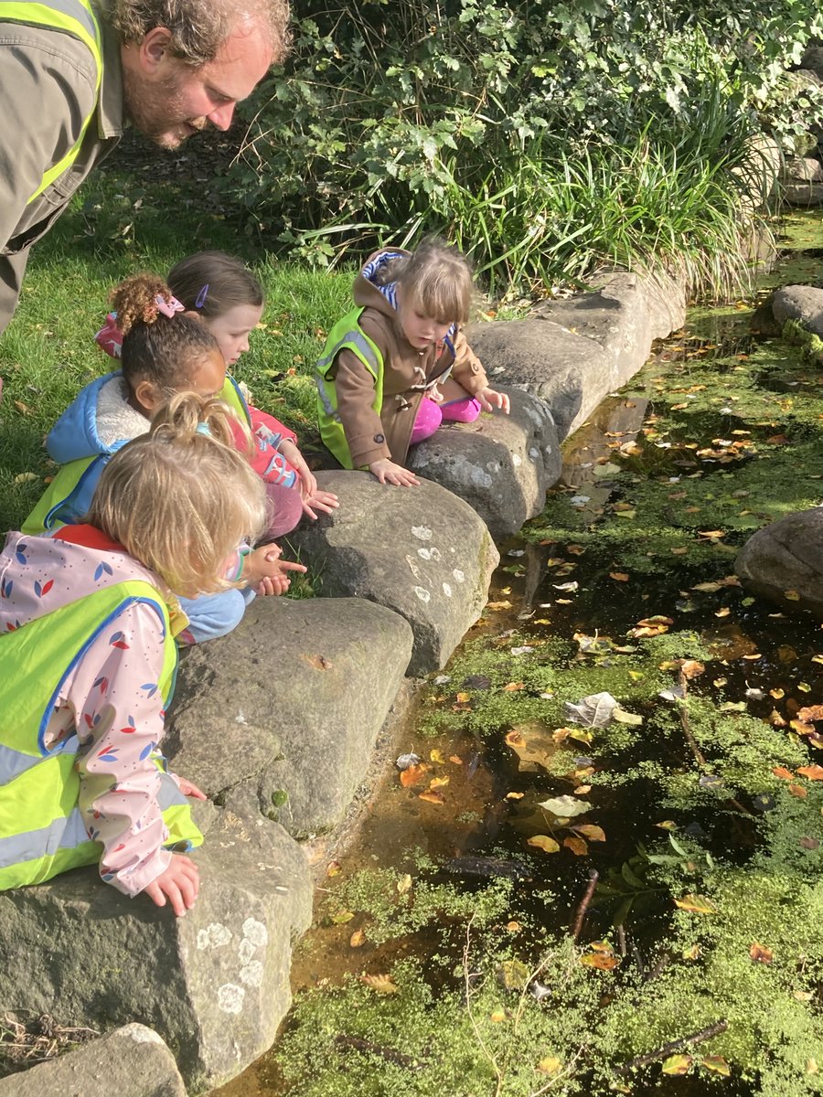 Reception enjoyed a wonderful walk to Queen's Park looking for signs of autumn yesterday. They enjoyed lots of leaf scrunching, finding acorns and looking at the colours of the trees!
