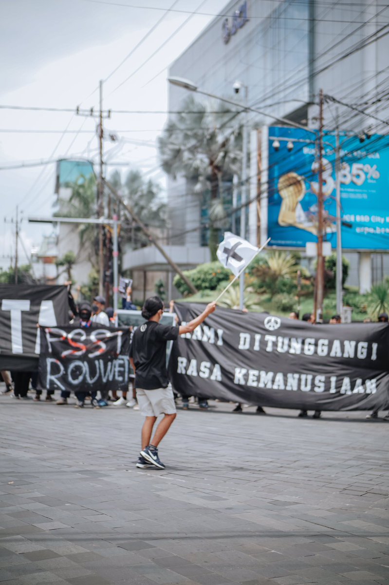 Dikaputra87's tweet photo. bismillah keadilan ! #GrassrootRevolt #UsutTuntasTragediKanjuruhan #RevolusiPssi #Aremania @mlgcollective @Aremada1986 @AREMA_NOISE @AremaniaCulture @CURVA10SUD @wildboys1987 https://t.co/EDqJNEIx6J