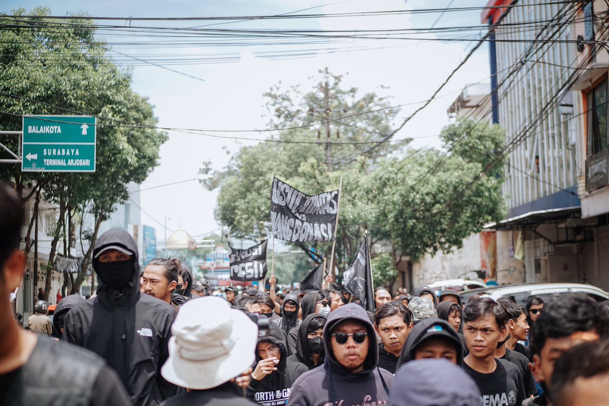 Dikaputra87's tweet photo. bismillah keadilan ! #GrassrootRevolt #UsutTuntasTragediKanjuruhan #RevolusiPssi #Aremania @mlgcollective @Aremada1986 @AREMA_NOISE @AremaniaCulture @CURVA10SUD @wildboys1987 https://t.co/EDqJNEIx6J