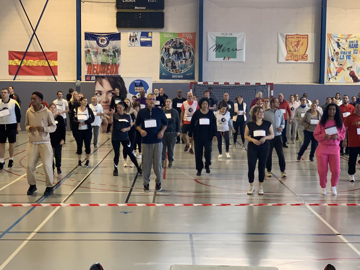 C’est parti pour l’action « du stade vers l’emploi » à Méru, ou comment recruter autrement avec des candidats, des employeurs, des conseillers Pôle emploi, des coachs sportifs <a href="/LigueHDFA/">Ligue Hauts-de-France Athlétisme</a> <a href="/LamblinPhilippe/">Philippe Lamblin</a> à vos marques, prêt , recruter 👍! #TousMobilisés #DuStadeVerslEmploi