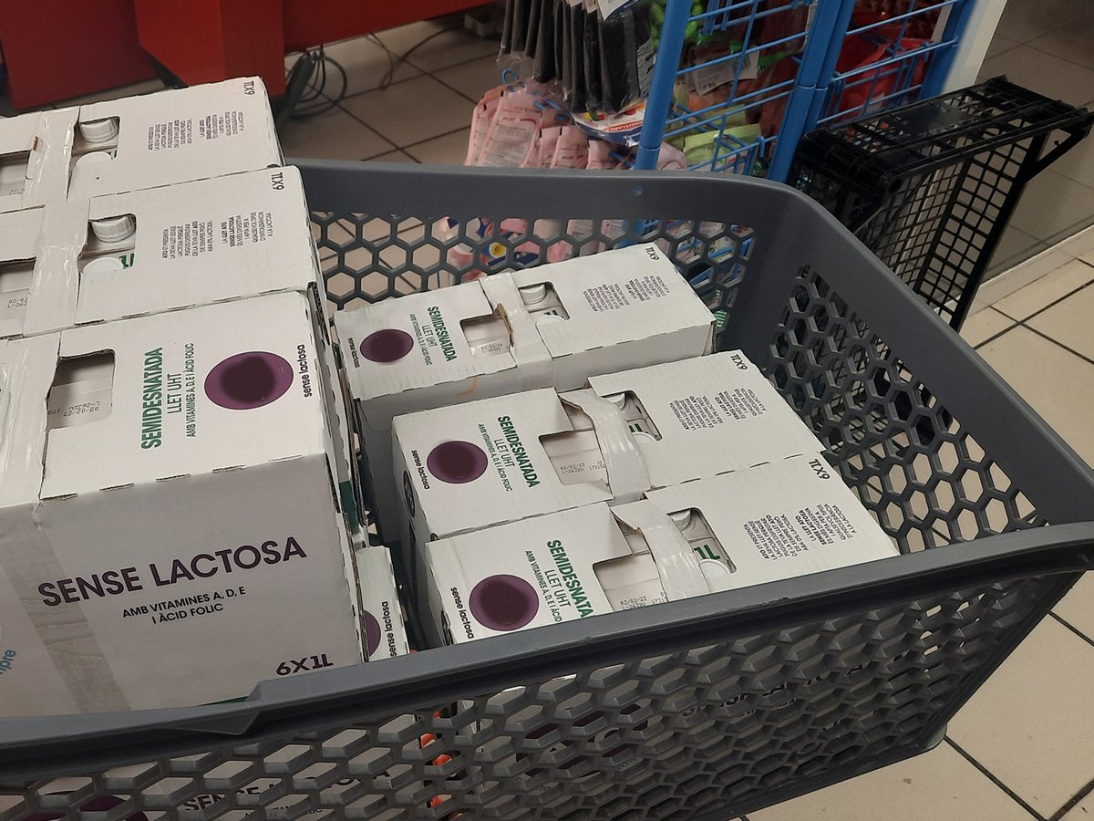 ajuntamentvng's tweet photo. 🏃🏻‍♀️💰L'organització de la Milla Catalana VNG lliura els beneficis de la cursa d'aquest any a l'Economat. Un xec valorat en 300 € que s'ha utilitzat per comprar diversos productes
👇 https://t.co/x2WHFqhr9R