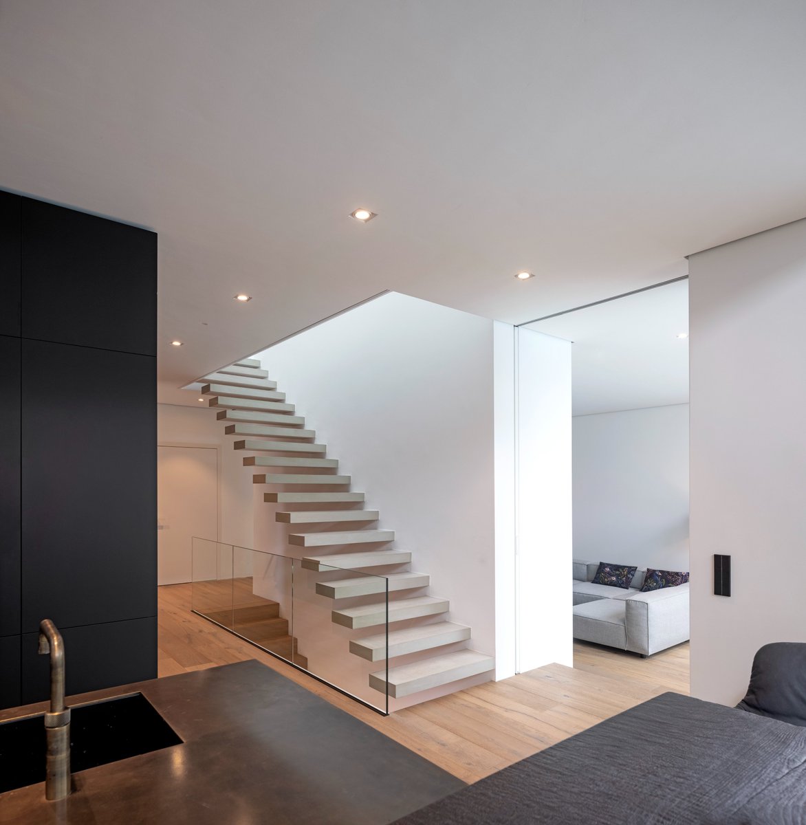 Mr_Mrs_Homes's tweet photo. In einem eingewachsenen Gartenviertel entstand das kubische Eigenheim in puristischer Schwarz-Weiß-Optik. 
Mehr unter:
https://t.co/UCuYvztiYM
#architecture #design https://t.co/UmPQQnvsWR