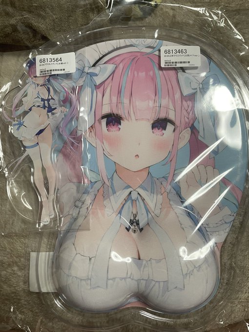 わーい!
あくたんのおっぱいマウスパッド届いた〜!!
アクリルは傷で影ができるくらい傷だらけだった〜!! 