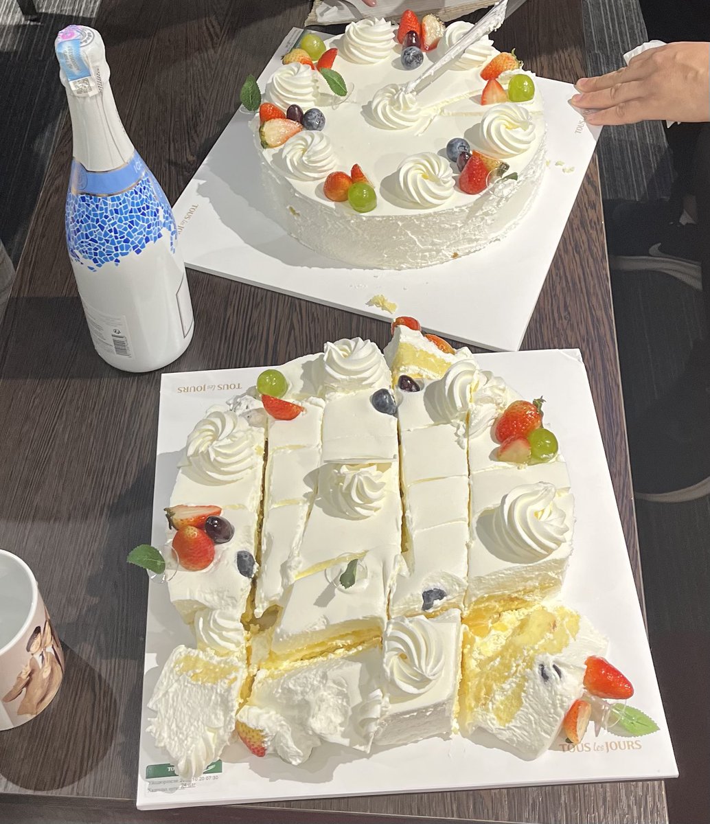 Babrosk's tweet photo. Нийт 23 салбарын баярыг тэмдэглэж байжээ. Өнөөдөр 24 дэхийг нь тэмдэглэлээ 😌🎈
#MarketersDay https://t.co/dDFeUdKDdw