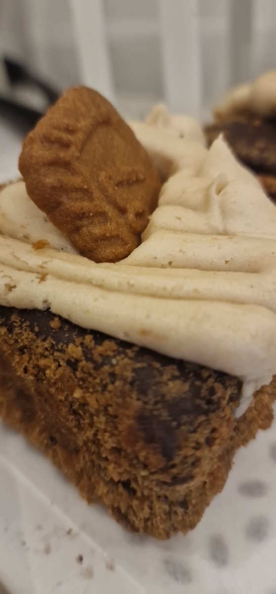 hashbrownies1's tweet photo. @PaulHollywood Do you give a twat about our cake? .. Does it deserve a handshake 🤝 @Scoffingtons @grxcependlebury #twat https://t.co/vL6wNaMW2c