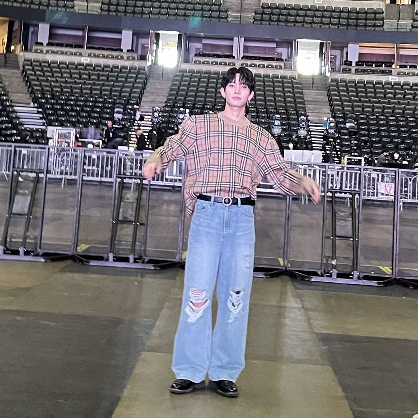 when he posed like this >>>> #heeseung