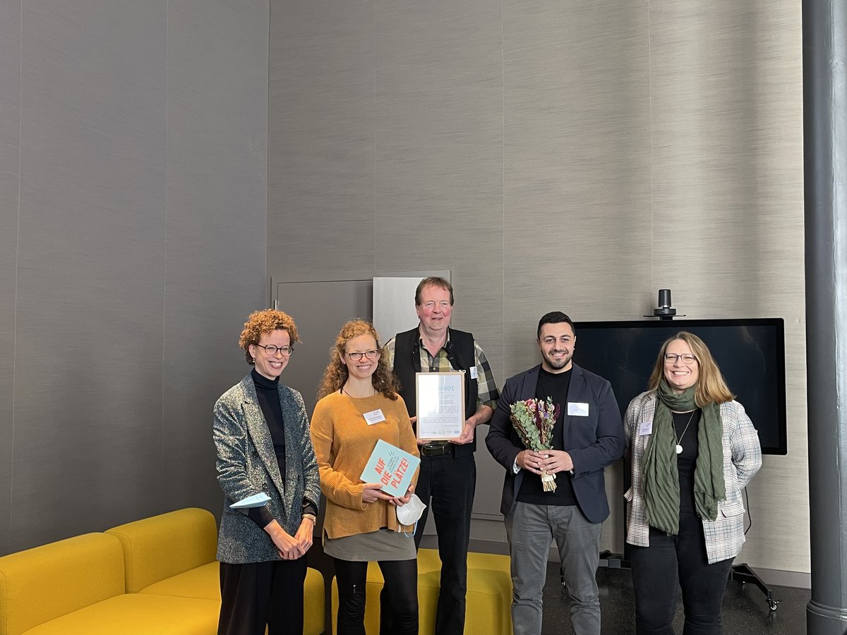 „Das Projekt hat uns auf ganzer Linie mit seinem gesellschaftsrelevanten Fokus überzeugt”, sagt Jury-Mitglied <a href="/SMolthagenS/">Stefanie Molthagen-Schnöring</a> (<a href="/HTW_Berlin/">HTW Berlin</a>) in ihrer Laudatio für „Stadtrandgeschichten - Migration und gesellschaftliche Vielfalt erforschen” (<a href="/StadtrandHH/">Stadtrandgeschichten</a>). #aufdieplätzemitforschen