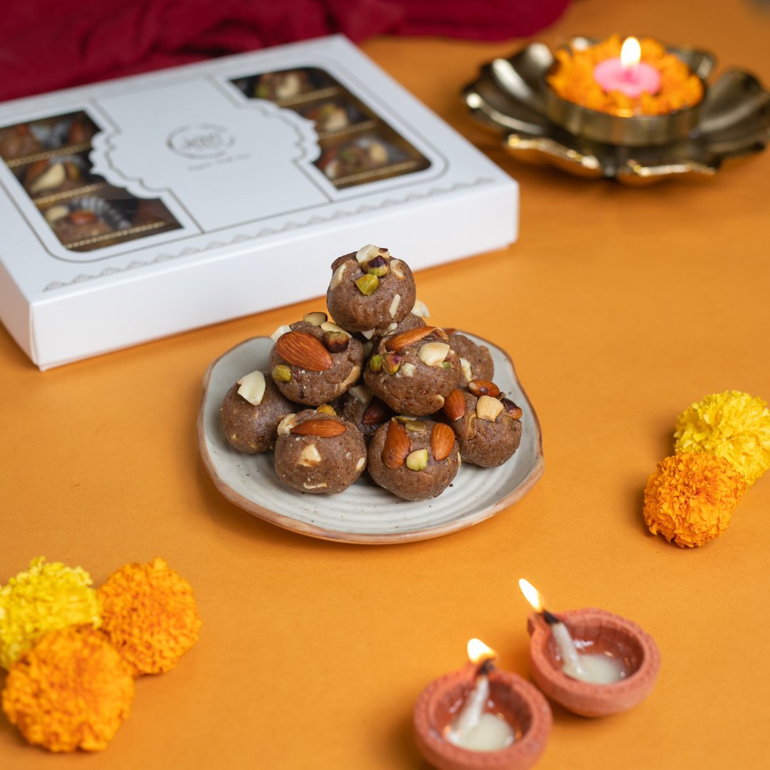 MittiCafe's tweet photo. SUGARFREE DATES &amp; NUTS LADDU
A burst of happiness, dhamaka of flavours!🤎
This power-packed sweet is completely sugar-free and is sweetened only with dates. To make it a healthier Diwali mithai, we have kept it gluten-free.
For corporate/bulk orders, call: 9993382980.
#Diwali https://t.co/xiAd3AtERA