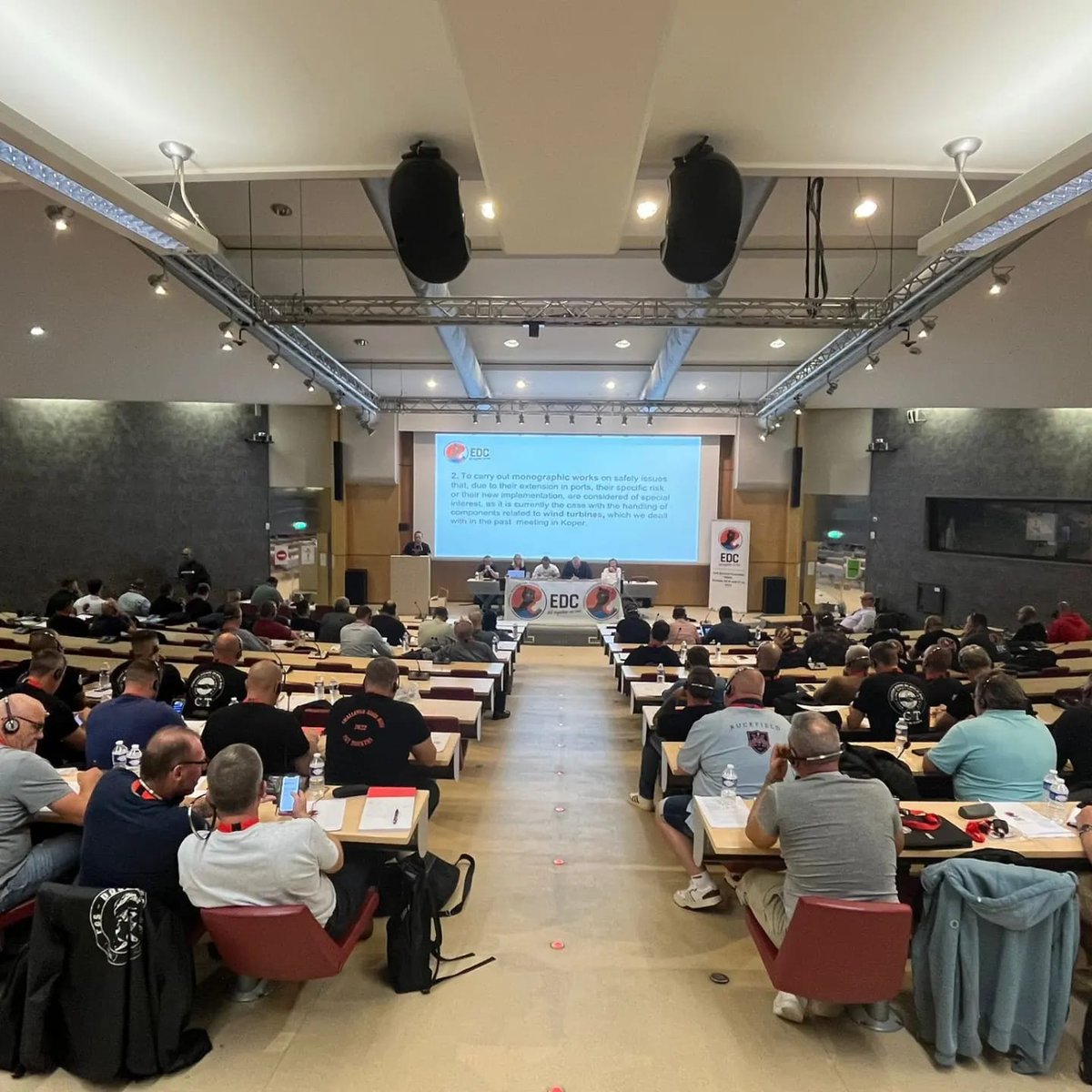 SoyCoordinadora's tweet photo. 💪💪 Unidos, con fuerza, debatiendo y trabajando por los derechos de los #estibadores de #Europa  

#AllTogetherAsOne #SomosCoordinadora #EDC #EuropeanDockworkersCouncil #Dockworkers #Proud2bedocker #EDCdockers #SomosPuerto  #estiba #puertos #port https://t.co/7LVEpu9I1q