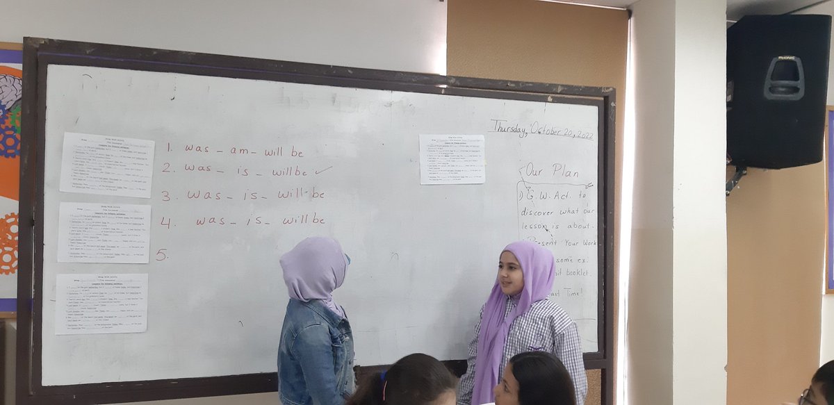 HBawjy's tweet photo. Together everyone achieves more!
Sixth graders worked cooperatively to discover the 3 forms and 3 tenses of (Verb to Be). Then the presenters of each group presented their work confidently.  
#AProudTeacher 
#GroupWorkRules
#PresentationSkills @makdawhaschool https://t.co/OXFRsXNTpX