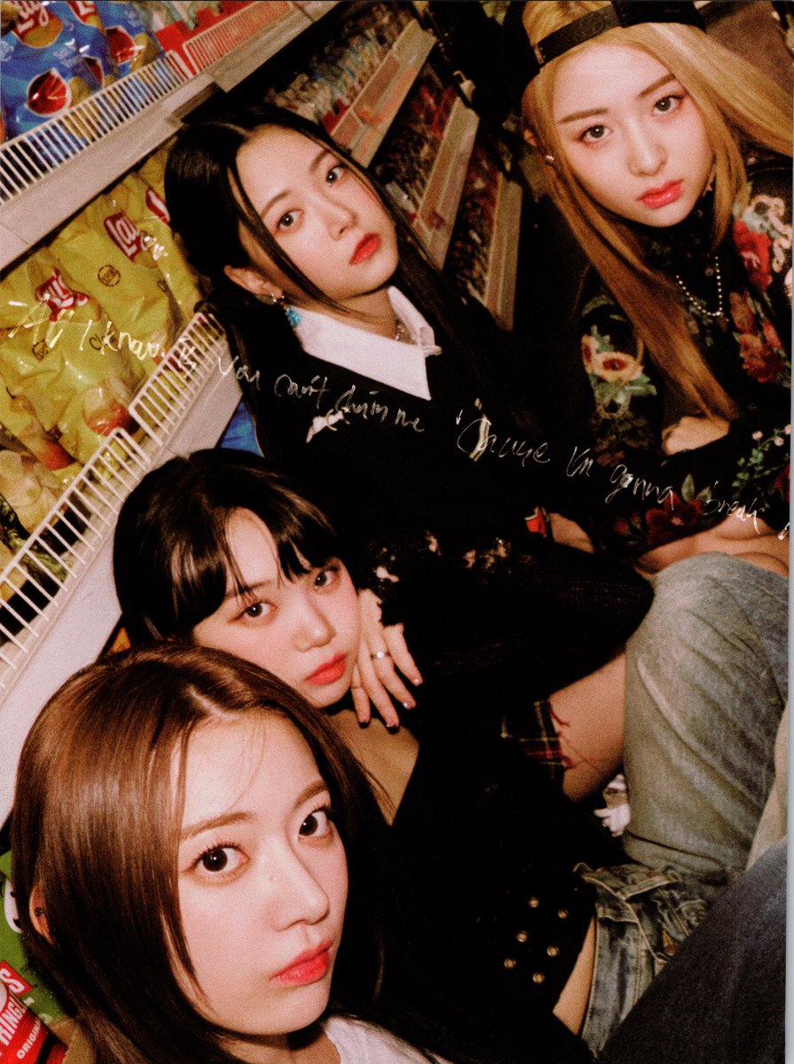 lesserafimpics_'s tweet photo. they’re so cool https://t.co/FHbuLJaesq