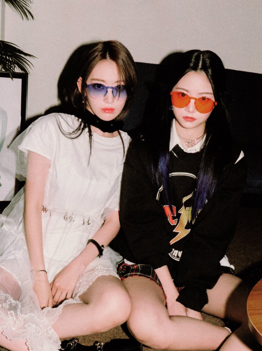 lesserafimpics_'s tweet photo. they’re so cool https://t.co/FHbuLJaesq