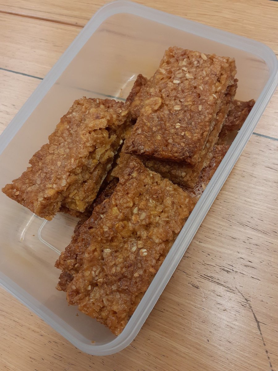 Flapjacks - proving popular - by <a href="/OakleyMapleston/">Oakley Mapleston</a> for this morning's <a href="/UniOfHull/">University of Hull</a> <a href="/PoliticsatHull/">Politics at Hull</a> Contemporary House of Commons class