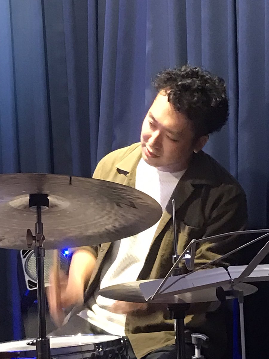 曽根麻央Trio at Velera 赤坂
曽根麻央(p.tp)、宮地遼(eb)
木村紘(ds)

麻央さんの名曲たちを、宮地さんのeb、紘さんのdsがそ思いっきりグルーヴさせていく❗️