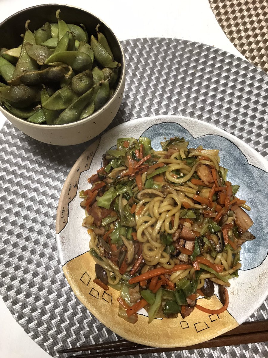 IkXD0ZavooSzeMj's tweet photo. 先日悩みに悩んだ末選ばれしお皿。初登場!焼きそば、野菜切り過ぎたけどちゃんと受け止めてくれる懐の深さよ。(2人前くらいなった) #hapun
#kitokito https://t.co/5QPwhnM7pN