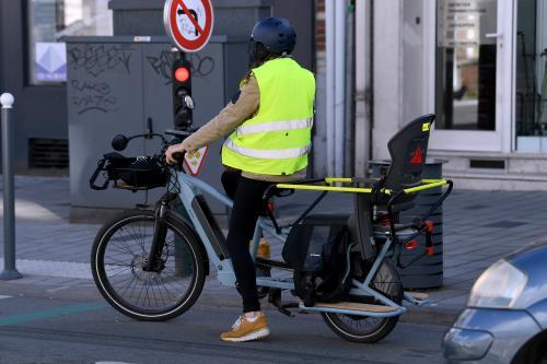 lavoixdunord's tweet photo. M12 : c’est quoi ce panneau qui permet aux cyclistes de passer au feu rouge ? https://t.co/Wivx91ppsP https://t.co/7nLjHWVoup
