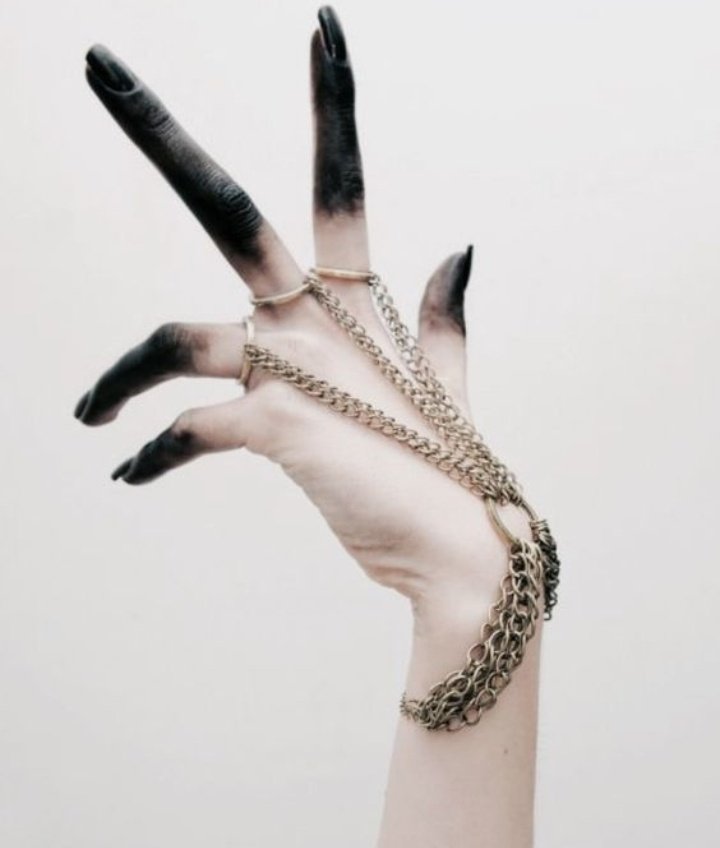 ᅠᅠ 
⠀ 
              #𝕳𝖆𝖑𝖑𝖔𝖜𝖊𝖊𝖓𝕿𝖔𝕿𝖊𝖓𝖊𝖇𝖗𝖎𝖘 

   .“𝔸𝕤𝕤𝕠𝕔𝕚𝕖́ 𝕒𝕧𝕖𝕔 𝕦𝕟𝕖 𝕗𝕖𝕞𝕞𝕖, 𝕝𝕖 𝕕𝕖́𝕞𝕠𝕟 𝕝𝕦𝕚-𝕞𝕖̂𝕞𝕖 𝕡𝕖𝕣𝕕 𝕝𝕒 𝕡𝕒𝕣𝕥𝕚𝕖.”ᐟ
⠀⠀   ———————————