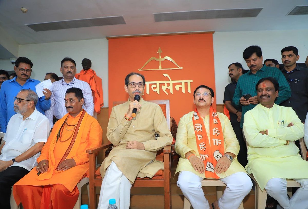 ShivSenaUBT_'s tweet photo. शिवसेना पक्षप्रमुख उद्धवसाहेब ठाकरे यांच्या हस्ते शिवबंधन बांधून भाजपचे माजी आमदार संजय देशमुख यांनी आज शिवसेनेत प्रवेश केला. https://t.co/K33OwU4XUd