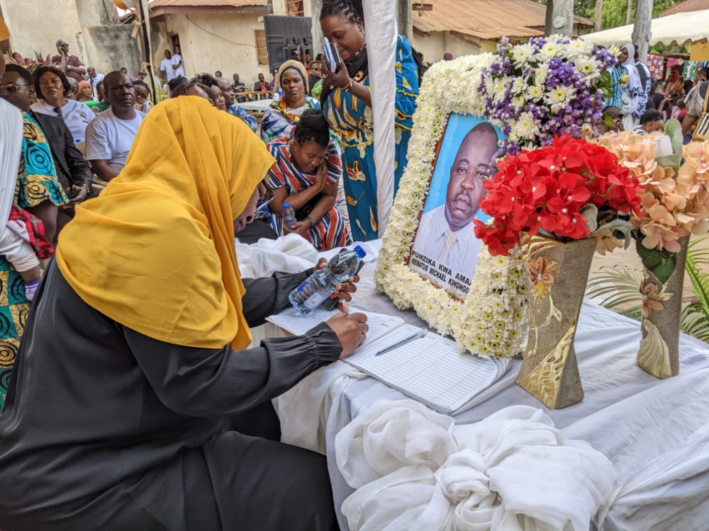 Katibu Mtendaji wa Baraza la Uwezeshaji Tanzania @neec_uwezeshaji. Bi. Beng'i M. Issa akisaini kitabu Cha maombolezo katika msiba wa Ndugu Renatus M. Kihongo aliyekuwa Mkuu wa Kitengo Cha Program Maalum - TACAIDS #RIPKihongo