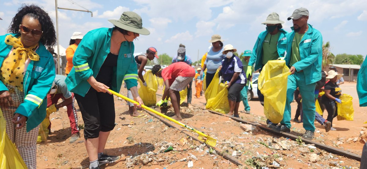 environmentza's tweet photo. #GoodGreenDeeds clean-up is underway in #Paballelo. The site has been adopted by the community. The DFFE will support the community by converting the illegal dumping site into a community garden. https://t.co/7NKk9JQdrr