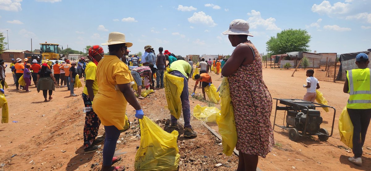 environmentza's tweet photo. #GoodGreenDeeds clean-up is underway in #Paballelo. The site has been adopted by the community. The DFFE will support the community by converting the illegal dumping site into a community garden. https://t.co/7NKk9JQdrr