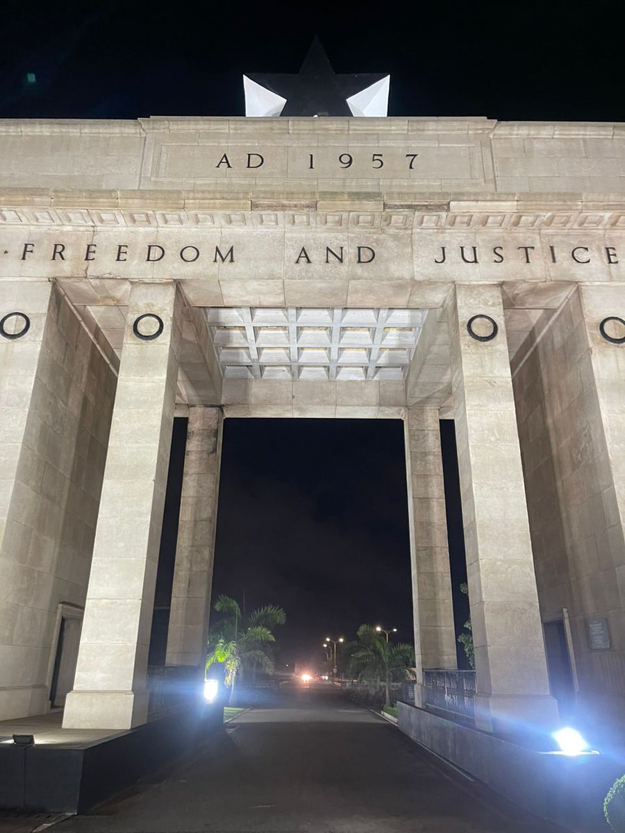 tccycf2021's tweet photo. The team visited the Arts Centre in Accra, Ghana 🇬🇭 

What a sight!💜 https://t.co/N6oVsKOyuO