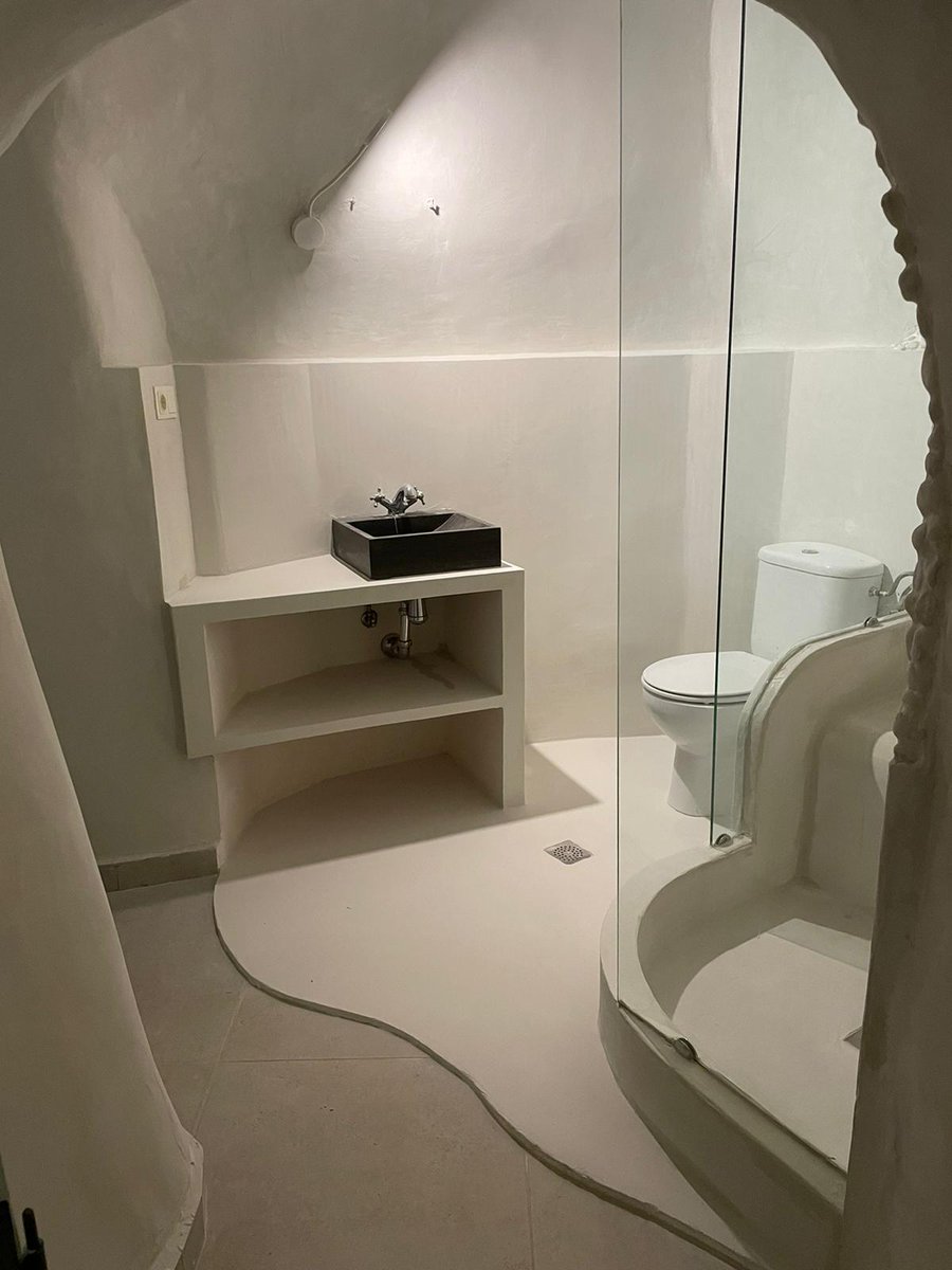 topciment's tweet photo. Housing in "a cave" (Valence, Spain), with a spectacular bathroom and a double bed. Ideal to feel the sensation of living with nature. 

Our Sttandard was the protagonist of this incredible house.

🔗: https://t.co/byPLXfxrxb

#microcement #betoncire https://t.co/XoithvCMH3