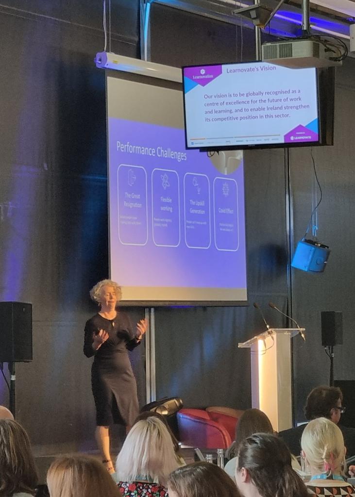 cstonelearning's tweet photo. Keynote speaker Stella Collins took us on a journey from brain waves to Mexican waves, and shared the value of harnessing moments of peak brain activity in learning. #cobblestonelearning #wecreatemicrolearning #learnovation2022 https://t.co/Ii9lRu2chj