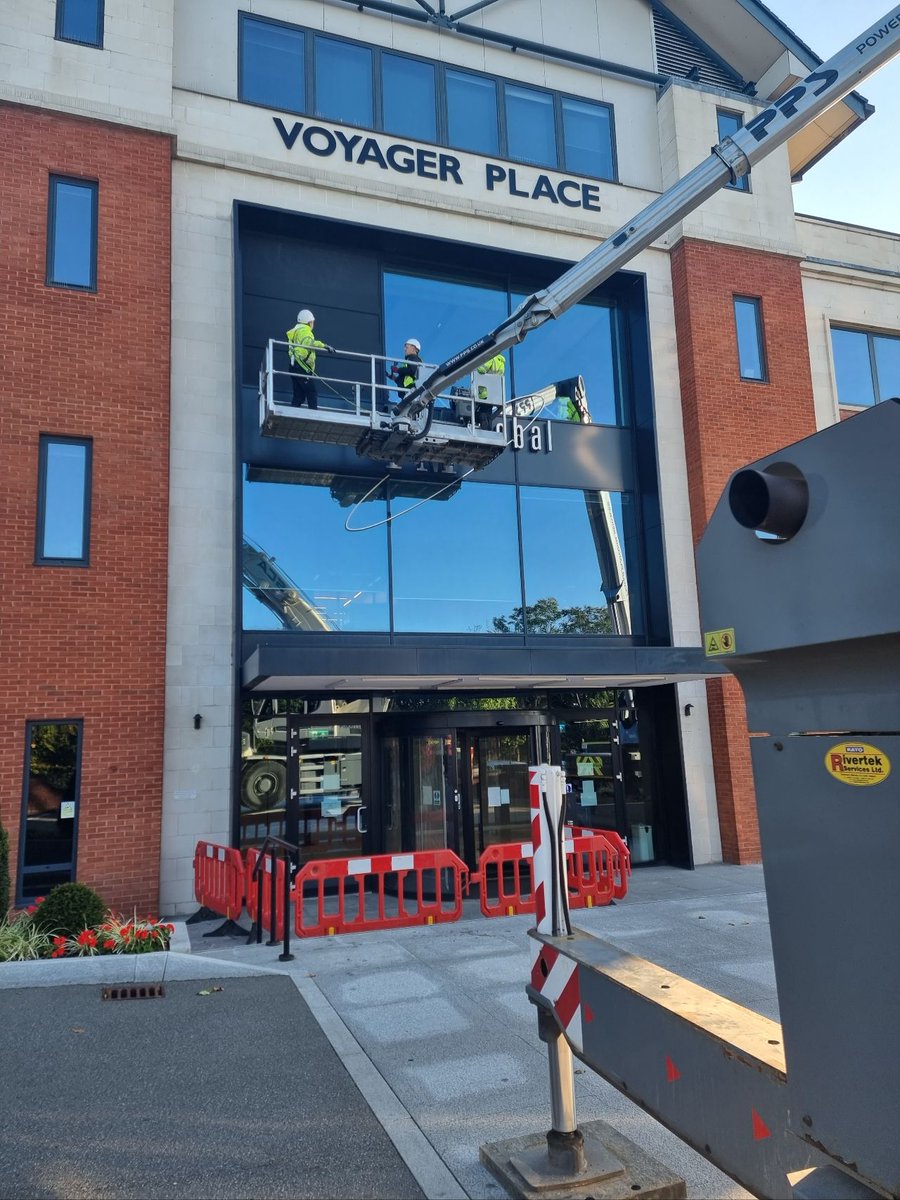 southerncranes's tweet photo. Using the 25t Kato to assist Danny Laidlaw &amp; Sons in Maidenhead in delivering and replacing 2 defective glass panels.
 
#SouthernCranes #CraneHire #ConstructionUK #Hire #MobileCranes #Construction #Lifting #HeavyLift #contractlife https://t.co/tqbl3xqh3f