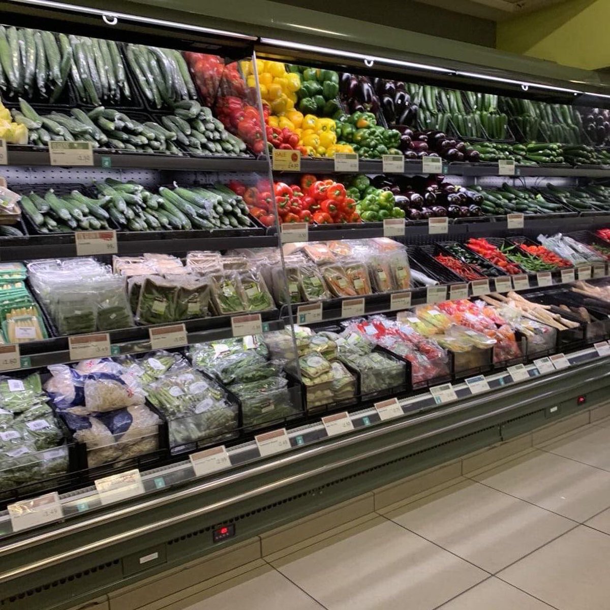 An95261658's tweet photo. Shopping in supermarkets is really a wonderful way to resist the boring world. Pushing a cart with a crash, strolling aimlessly and calmly, as if every snack, every fruit and vegetable is telling you to continue to love, live and eat well ...#go shopping #Britain https://t.co/DaKeyvL5jF