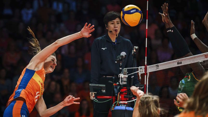 𝐓𝐢𝐣𝐝𝐞𝐧𝐬 𝐡𝐞𝐭 𝐖𝐊 𝐕𝐨𝐥𝐥𝐞𝐲𝐛𝐚𝐥 𝐕𝐫𝐨𝐮𝐰𝐞𝐧 𝟐𝟎𝟐𝟐 𝐰𝐞𝐫𝐤𝐭𝐞𝐧 𝐝𝐞 𝐭𝐨𝐩𝐬𝐜𝐡𝐞𝐢𝐝𝐬𝐫𝐞𝐜𝐡𝐭𝐞𝐫𝐬 𝐯𝐚𝐧 𝐝𝐞 𝐍𝐞𝐯𝐨𝐛𝐨 𝐦𝐞𝐭 𝐀𝐗𝐈𝐖𝐈 𝐡𝐞𝐚𝐝𝐬𝐞𝐭𝐬
Meer weten over de <a href="/AXIWINederland/">AXIWI Nederland</a>  headsets? Lees het artikel hier: bit.ly/3goar14