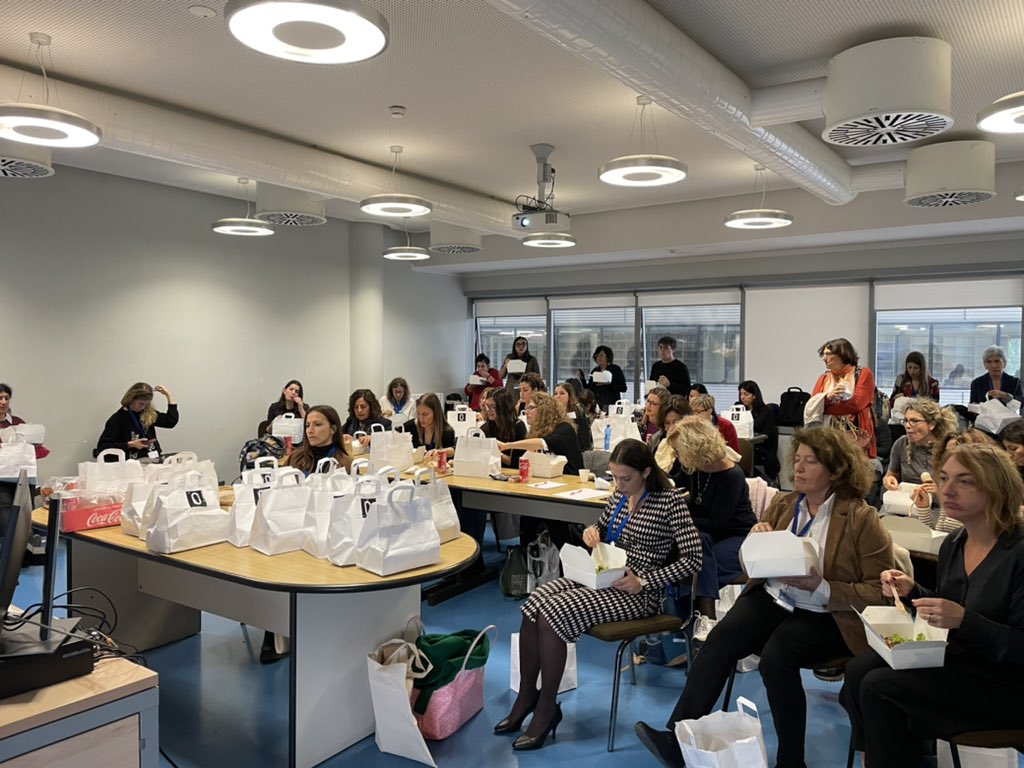 Grande partecipazione all'incontro Essere Economiste alla conferenza annuale <a href="/sieconomisti/">SIE - Società Italiana di Economia</a> che dovrebbe chiamare il proprio nome su Twitter! Perché si chiama Società Italiana di Economia   <a href="/alecasarico/">Alessandra Casarico</a> <a href="/ElenaCefis/">Elena Cefis</a> <a href="/biancabiagi/">Bianca Biagi</a> <a href="/barbaraeconomia/">Barbara Martini</a>