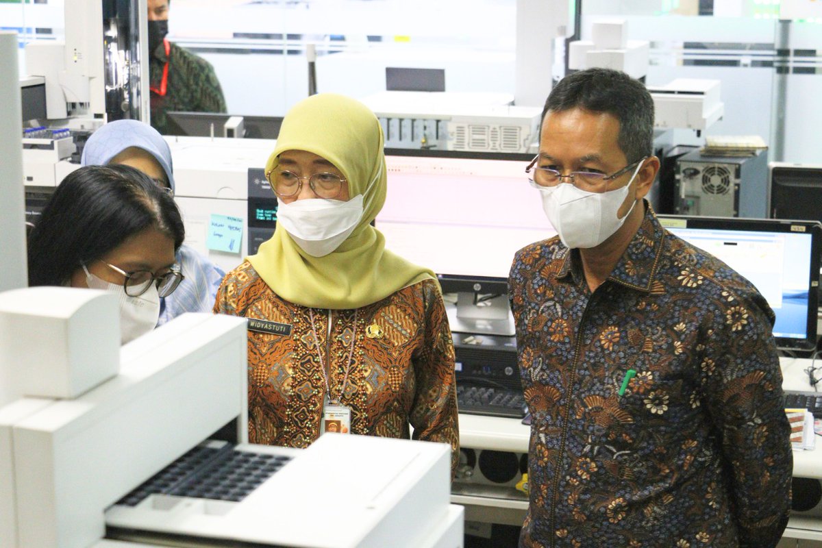 TemanHeru's tweet photo. Bapak Heru hari ini mengunjungi Laboratorium Kesehatan Daerah.

Pj Gub didampingi Kadis Kesehatan Widyastuti memberikan arahan kepada jajaran Dinas Kesehatan agar terus waspada &amp; mempercepat penanganan Gangguan Gagal Ginjal Akut Atipikal yg sudah banyak korban anak2 di Indonesia. https://t.co/nItpzfnJcE