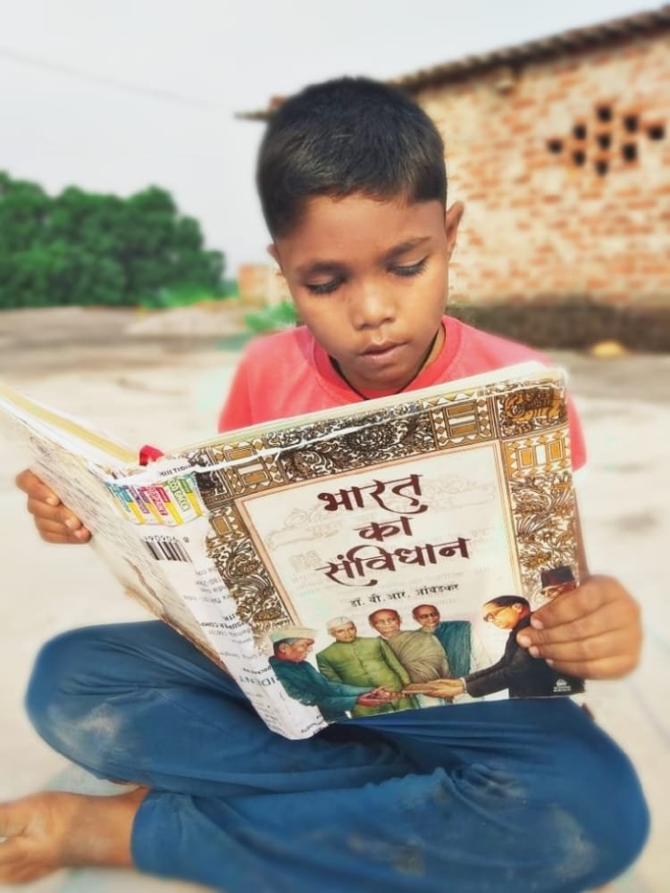 AwaazNb's tweet photo. शिक्षा वह शेरनी का दूध है
    जो पियेगा वह दहाड़े गा 
         जो नहीं पिएगा 
               वह जानवरों की भात आवाज करेगा
बहुजन शेर है बस जागने की देर है https://t.co/H5jU8BvWNj