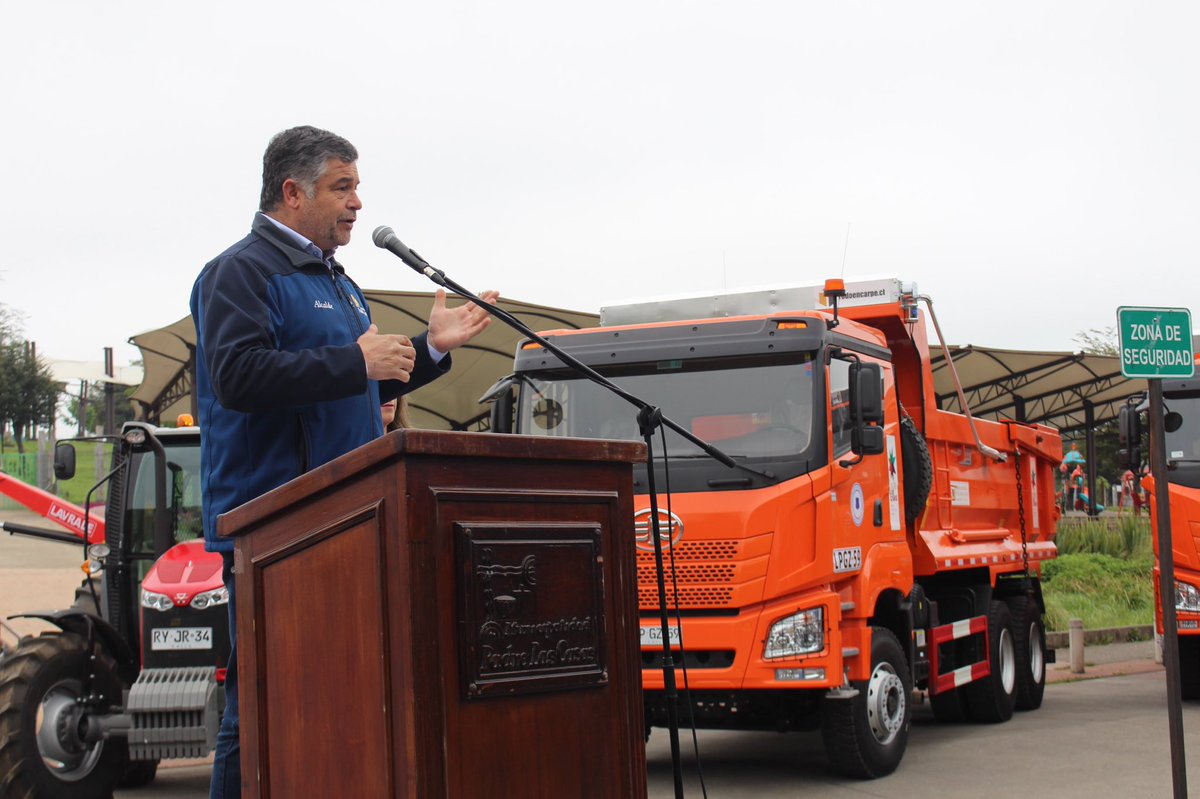MUNICIPIO DE PADRE LAS CASAS ADQUIERE MODERNA MAQUINARIA VIAL QUE PERMITIRÁ EL MEJORAMIENTO DE LOS CAMINOS RURALES DE LA COMUNA 🚜
Gracias al financiamiento otorgado por el <a href="/gorearaucania/">Gobierno de La Araucanía</a> se logró la adquisición de 3 camiones y 1 tractor
Lee nota aquí 👉🏻url24.top/RhWOv