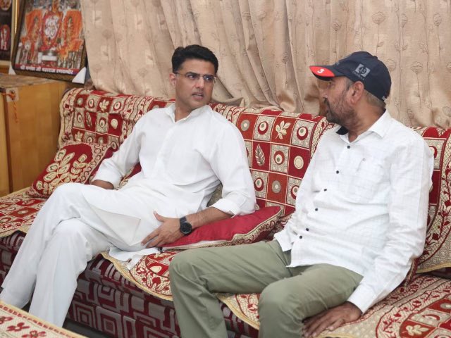 SachinPilot's tweet photo. आज करौली विधायक श्री लाखन सिंह जी के जयपुर निवास पहुंचकर उनकी माताजी के निधन पर संवेदनाएं व्यक्त की।
@LakhanSinghMLA https://t.co/on5UJ6tjV2