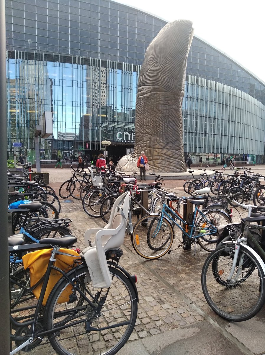 À chaque passage à la Défense, constater que les vélos sont de + en + nombreux au pied des tours 😊

Malgré les difficultés d'accès et les dispositifs anti-scooters,

Malgré le manque d'aménagements,

Vivement le #RERV🅰️ et la concrétisation des promesses de <a href="/ParisLaDefense/">Paris La Défense</a> !