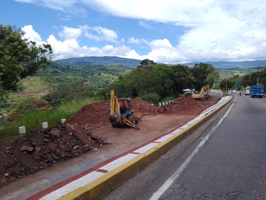 JesusCardenas90's tweet photo. "Ayer tome la foto cuando pase por la avenida Marginal del torbes" El Nono #RedDeHalcones @contacto937. https://t.co/WLfEswskl6